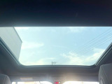 ●サンルーフ:開放感たっぷりの希少装備、サンルーフが装着されています!車内に明かりを取り入れたり景色を楽しむ以外にも、車内の空気も簡単に換気できて快適です!