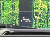 【ヘッドアップディスプレイ】現在の速度や走行情報をデジタル表示で運転席前方のガラスに投影!運転中、目線をずらさず必要な情報を確認できるのでとっても便利で安心!