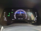 とっても見やすいメーターです。夜間時はラグジュアリーな気分にさせてくれる照明が魅力ですので、夜のドライブも楽しみになりますよ♪