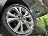 【純正18インチアルミホイール】外観にマッチした純正アルミホイールを装着しております。各種社外アルミホイールや、スタッドレスタイヤも取扱いしております。是非ご相談ください♪