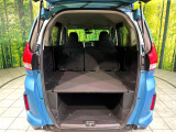 ラゲッジルームは、大容量のスペースを確保。普段のお買い物からレジャーまで、幅広く活躍してくれます!また、リアシートを倒すことでバリエーション豊かにお使いいただけます。