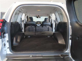 簡単に広がるラゲッジスペース♪可倒リヤシートを前に倒せばラゲッジスペースがさらに拡大!大きな荷物も収まります(^^)