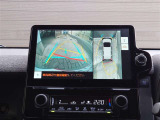 パノラミックビューモニター付きです。車両を上から見たような映像をディスプレイオーディオ画面に表示。運転席からの目視だけでは見にくい、車両周辺の状況をリアルタイムでしっかり確認できます。