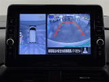 【アラウンドビューモニター】自車周辺をぐるりと俯瞰できるカメラで危険を察知。上空からの映像で自動車や障害物の位置が詳細に確認できるので、狭い駐車場でも安心して駐車できますね。