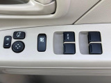 【電動格納ミラー】サイドミラーは電動格納式となっており、狭い駐車場でもキズがつくリスクを抑えられます。