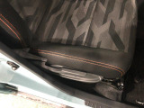 痛みの出やすい運転席シートの角、フロアマット、座面、ともに良好です