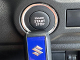 【キーレススタートシステム】カバンやポケットに入れたままでもドアの施錠・解錠が可能なスマートキーを装備。エンジンのオン・オフ時もカギを取り出す必要が無いからとっても便利です♪