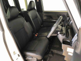 運転席の座面高さを調整できるシートリフターが付いています。フロントシートはベンチシートを採用で、座面も広く使い勝手もいいですよ♪