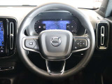 ステアリングはXC60などと同様の3本スポークですが、よりスポーティーなデザインとなっています ステアリングスイッチも充実しており、手を離すことなく機能を操作できます