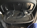 前席背面には格納式のテーブルを装備。カップホルダー付き。