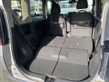 【シートアレンジ】シートを跳ね上げで荷室も広々確保出来ます。