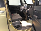 【ベンチシート】運転席と助手席の移動もスムーズ!狭い駐車場での乗り降りや、お子様の乗り降りにも便利です。座席の間にコンソールボックスやドリンクホルダーがないため、車内空間が広く感じます。