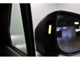 左右の後方から車やオートバイが近づくとミラーの内側が光りドライバーに注意喚起をしてくれます。