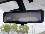 【インテリジェントルームミラー】後席の大きな荷物や同乗者で後方が確認しづらい時でも安心!カメラが撮影した車両後方の映像をルームミラー内に表示。クリアな視界で状況の確認が可能です!