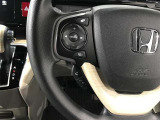 ステアリングスイッチ付きで、運転中に視線を前に向けたまま操作できます。