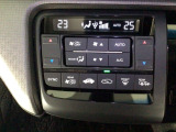 【左右独立オートエアコン】左右席で独立温度コントロールが可能です。運転席はキンキンに冷やして助手席はマイルドにと言った設定が可能です☆暑さ寒さでケンカすることもなくなりますね♪