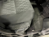 痛みの出やすい運転席シートの角、フロアマット、座面、ともに良好です