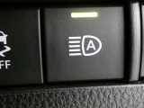「オートHiビーム」のスイッチです。夜間走行時歩行者を発見しやすいHiビームが基本ですので、対向車や前方の車両を検知して自動で切替をしてくれます。