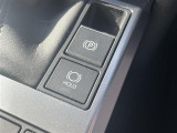 【電動パーキングブレーキ】ブレーキを踏んで停車したときにブレーキペダルから足を離しても停車状態を維持することができます。