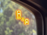 【ブラインドスポットモニタリング】走行中、ドアミラーの死角になりやすい箇所に後続車が接近するとサイドミラー付近に警告を表示、ドライバーに注意喚起をしてくれます。