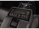 後席もVIP装備!後席センターコンソールの画像です!こちらのお車は、オーディオなども後席から操作出来るなど豪華!ゲストに喜んで頂ける装備ですね!