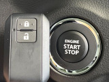 【キーレススタートシステム】カバンやポケットに入れたままでもドアの施錠・解錠が可能なスマートキーを装備。エンジンのオン・オフ時もカギを取り出す必要が無いからとっても便利です♪