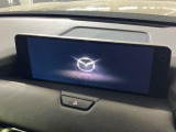 【12.3インチマツダコネクト】車内の雰囲気にマッチした大型ディスプレイ。スマホ接続でのナビ使用やBluetooth再生等、様々な機能が楽しめます。直感的なダイヤル操作が可能で、使い勝手も良好です。