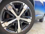 ●純正18インチアルミホイール:輸入車ならではの卓越した走りを支えるホイールと足回りです!日本車の走りに慣れている方にもぜひ体感して頂きたいほど、高いレベルでまとまっています!
