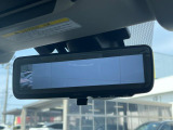 【スマートリヤビューミラー】後席の大きな荷物や同乗者で後方が確認しづらい時でも安心!カメラが撮影した車両後方の映像をルームミラー内に表示。クリアな視界で状況の確認が可能です!