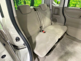 後部座席も気になるようなキズ・汚れやへたり等、大きなダメージはなく、良好な状態です。