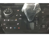 プッシュボタンで切り替え可能なオートエアコンを装備しています
