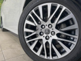 【純正18インチアルミホイール】外観にマッチした純正アルミホイールを装着しております。各種社外アルミホイールや、スタッドレスタイヤも取扱いしております。是非ご相談ください♪