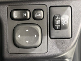 【電動格納ミラー】サイドミラーは電動格納式となっており、狭い駐車場でもキズがつくリスクを抑えられます。