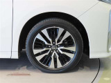 純正のアルミホイール装着車です。タイヤサイズは235/50R18です。