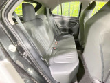 後部座席も気になるようなキズ・汚れやへたり等、大きなダメージはなく、良好な状態です。