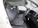 ゆったり室内で運転もしやすいです♪使い勝手の良い配置も考えられています!!