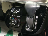 オートエアコンです。操作しやすいプッシュ式コントロールパネルに、見やすい液晶表示を採用。駐車時などイグニッションOFF状態で外気モードに切り替わり、車内のこもり臭を防いでくれます。