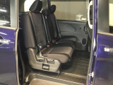 ゆったり座れるリアシート。足元が広々としていて、乗り心地も良いですよ!