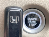 【Hondaスマートキー】カバンやポケットに入れたままでもドアの施錠・解錠が可能なスマートキーを装備。エンジンのオン・オフ時もカギを取り出す必要が無いからとっても便利です♪