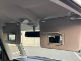 【大型サンバイザー】背が高い車だからこそ大型のサンバイザーが必要です!これでまぶしさを軽減できますね◎しかもバニティーミラー付き♪女性のお化粧直しにピッタリです◎