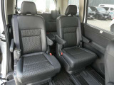 2列目は左右独立シート!リクライニングが可能で快適です。セカンドシートにもシートヒーターが付いています。