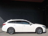 流麗でスタイリッシュなサイドビューにスノーフレイクホワイトパールのボディが美しいMAZDA6です。深みと落ち着きを兼ね備えた良色で、老若男女を問わず、あらゆる世代にマッチします。★☆★☆★