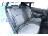 広々とした後部座席は足元もゆったり◎アームレスト兼ドリンクホルダーもついていますので長距離ドライブでも寛ぐことができます