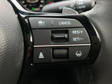 スイッチ操作で一定速度に走行を制御。加速、減速の少ない高速道路などでの運転をより快適にするクルーズコントロールを装備。