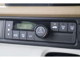 フルオートエアコンが装備されています!お好みの温度設定をするだけでエアコンの風量やモードの切り替えを自動でコントロールしてくれます!ユーザーの操作が少なく燃費走行にもつながります!