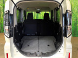 普段のお買い物や通勤、送迎等に十分な荷室スペースを確保しております。セカンドシートを倒すと、大きな荷物の積載も可能です♪
