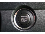 プッシュスタートです。キーを携帯しブレーキペダルを踏みこみ、ボタンを押すとエンジンがスタートします。鞄やポケットからキーを取り出さなくてもいいのは楽ですね。