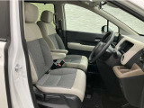 操作性に優れた運転席となります!小物入れや各ボタンの配置にこだわり、使いやすいです!座り心地もよく視認性も良好なのでロングドライブもお任せ下さい!