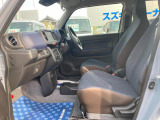 運転席回りは足元も広く、操作のしやすい!車内はいつも、スッキリ快適。