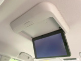 【フリップダウンモニター】大画面モニターで後席でもエンタメをお楽しみいただけます。小さなお子様にも大人気の装備です♪